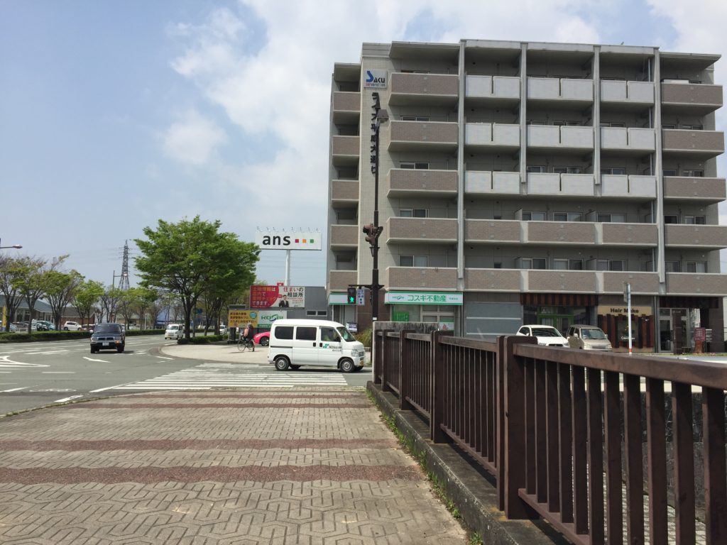 平成大通りとけやき通りの交差点の一角にある6階建てのマンションです