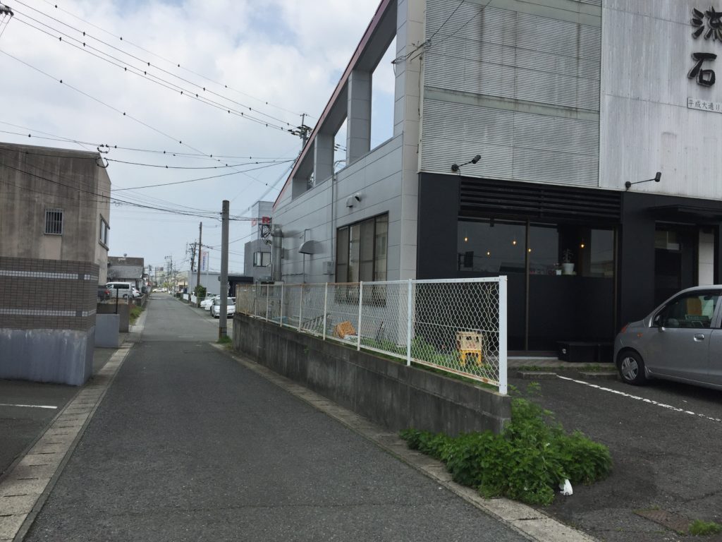 美容室と飲食店の間の道を直進します。