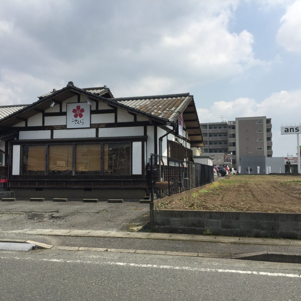 右手に飲食店「熊本さくら」さんがあります。
